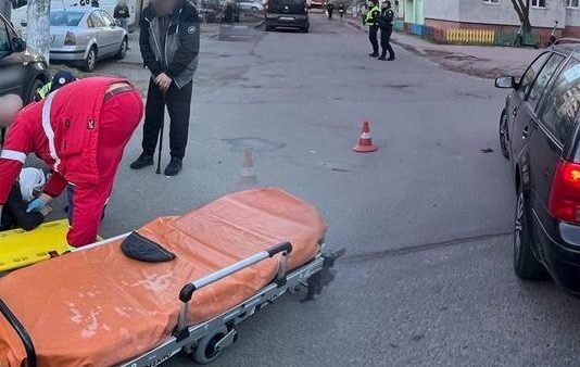 У Чернігові водійка Volkswagen збила велосипедиста: постраждалого госпіталізували