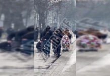 Во Львове состоялась акция к Международному дню женщин: демонстрантам бросили траурный венок (видео)