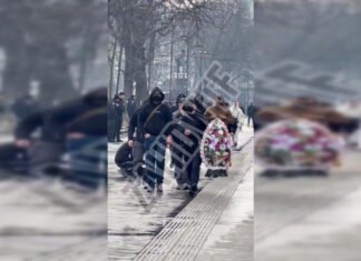 Во Львове состоялась акция к Международному дню женщин: демонстрантам бросили траурный венок (видео)