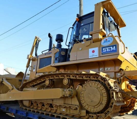 Фронтальні навантажувачі, екскаватори та бульдозери: Чернігів отримав нову техніку для відновлення