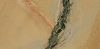 Река, полная драгоценных камней, и горный хребет-зебра: как обновилась китайская пустыня (фото)