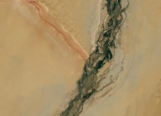 Река, полная драгоценных камней, и горный хребет-зебра: как обновилась китайская пустыня (фото)