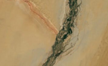 Река, полная драгоценных камней, и горный хребет-зебра: как обновилась китайская пустыня (фото)