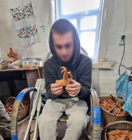 Відомий на Чернігівщині гончар Олег Луцук провів майстерклас для поранених бійців