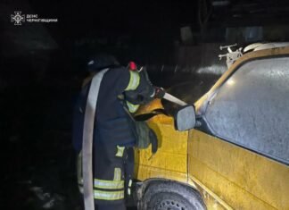 На Чернігівщині ворожий БпЛА впав на будинок та автівку