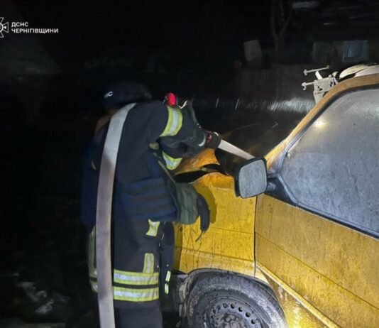 На Чернігівщині ворожий БпЛА впав на будинок та автівку