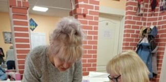 Для творчості немає віку: в Чернігові є гурток малювання для пенсіонерів