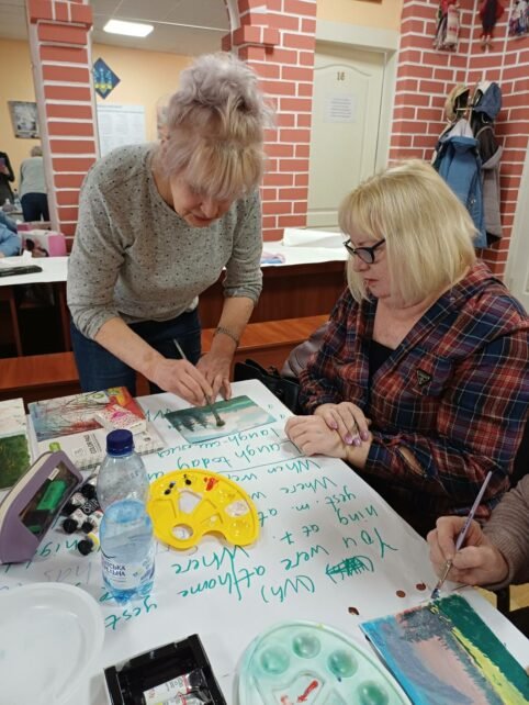 Для творчості немає віку: в Чернігові є гурток малювання для пенсіонерів