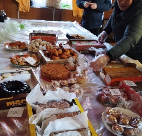 У селі на Чернігівщині провели благодійний ярмарок і закуплять матеріали для маскувальних сіток