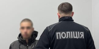 У Чернігові зупинили двох молодиків, 18 та 20 років, із партією закладок (Фото)