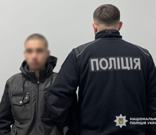 У Чернігові зупинили двох молодиків, 18 та 20 років, із партією закладок (Фото)