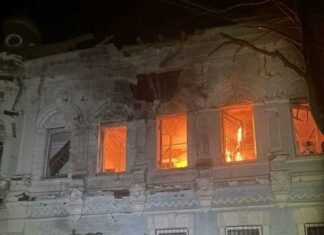 Знищені книги: уночі росіяни атакували будівлю міської бібліотеки на Чернігівщині