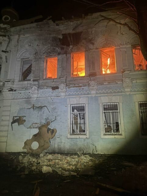 Знищені книги: уночі росіяни атакували будівлю міської бібліотеки на Чернігівщині