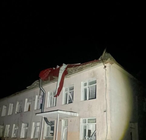 Ворог трьома «геранями» знищив ліцей та шкільні автобуси на Чернігівщині (Фото)