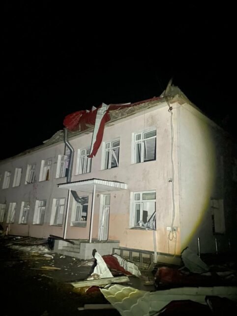 Ворог трьома «геранями» знищив ліцей та шкільні автобуси на Чернігівщині (Фото)