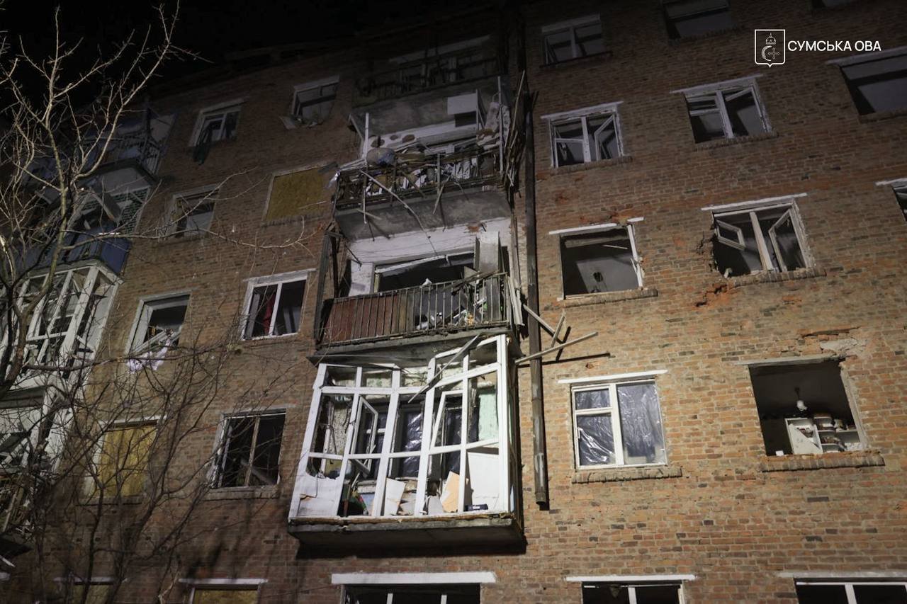 ВС РФ сбросили две управляемые авиабомбы в жилом секторе в Сумской области: есть разрушения и раненые