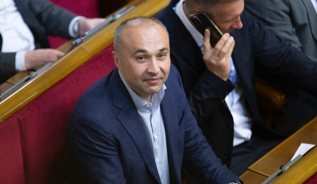 Понад 170 млн грн доходів, $2 млн готівкою, колекція годинників та ікон: що задекларував нардеп із Чернігівщини Борис Приходько