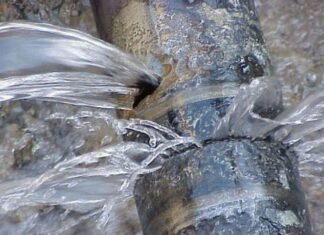 У Чернігові через порив водопроводу частина будинків залишилась без води