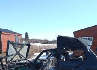 У Семенівці FPV-дрон на оптоволокні вщент знищив автомобіль: є поранений