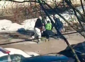 У Чернігові нетверезий чоловік влаштував скандал у тролейбусі: поліція склала три адмінпротоколи