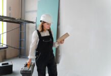 Женщина делала ремонт и нашла странные следы: правда о них ее растрогала до слез (видео)