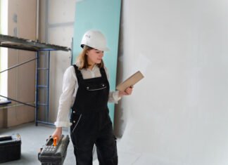 Женщина делала ремонт и нашла странные следы: правда о них ее растрогала до слез (видео)