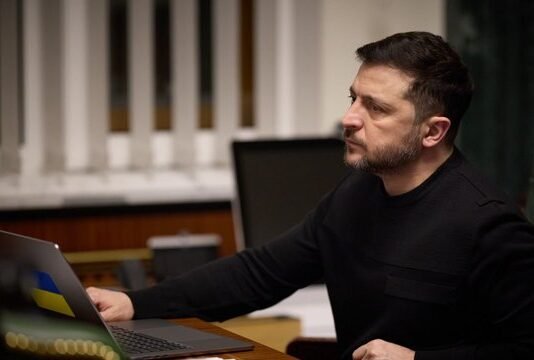 Большинство украинцев продолжают сохранять доверие к президенту – опрос