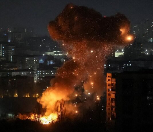 РФ атакует Украину баллистикой и «Шахедами»: на Киев летят «Калибры», слышны взрывы