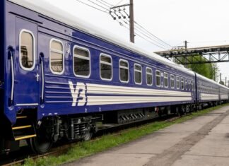 Помогала пассажирам эвакуироваться во время атаки БПЛА: в Одесской области поезд сбил проводницу