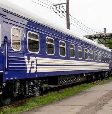 Помогала пассажирам эвакуироваться во время атаки БПЛА: в Одесской области поезд сбил проводницу