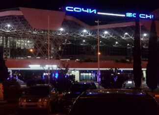 Закрыты аэропорты, раздаются взрывы: российские города-курорты оказались под атакой дронов (видео)