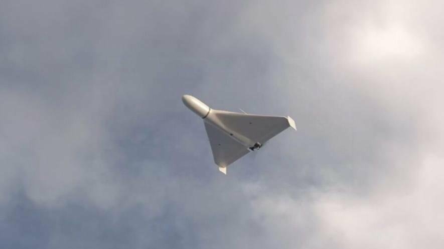 У Чернігові російський дрон влучив у складську будівлю: виникла пожежа