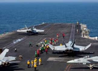 Дым над Персидским заливом: Иран атаковал танкеры и нефтяную платформу (фото)