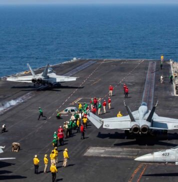 Дым над Персидским заливом: Иран атаковал танкеры и нефтяную платформу (фото)