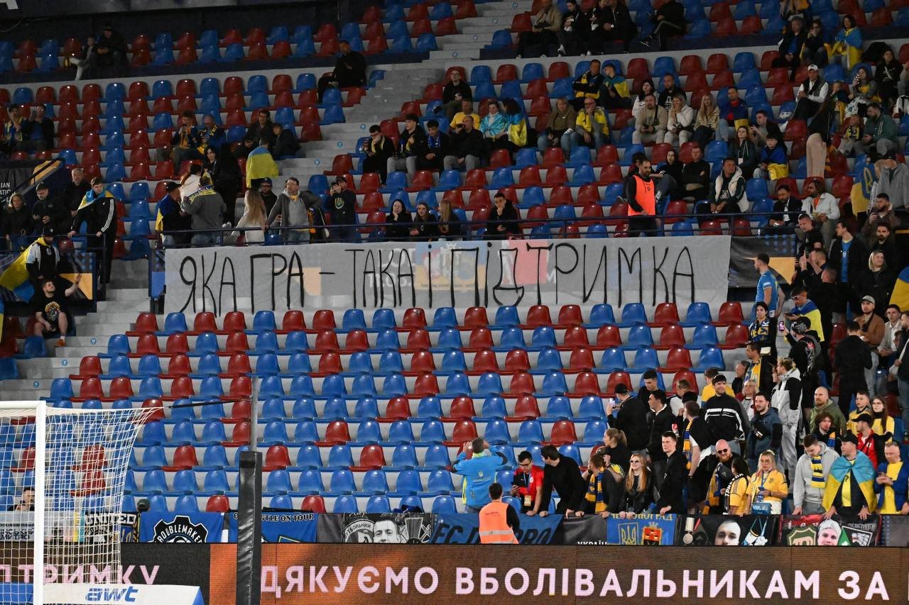 «Какая игра — такая и поддержка»: на матче Украина — Албания фанаты развернули баннер с упреком сборной (фото, видео)