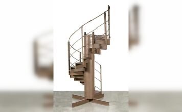 Может стоит тысячи евро: в Париже продадут кусок Эйфелевой башни