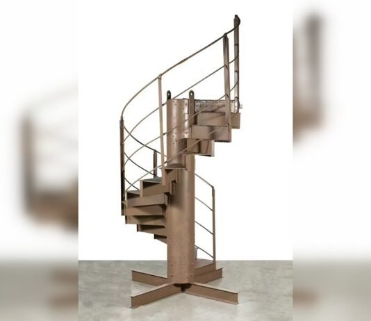 Может стоит тысячи евро: в Париже продадут кусок Эйфелевой башни