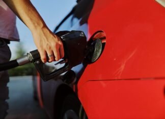 Цены на бензин на АЗС 13 марта: чего ждать водителям перед выходными — эксперты говорят о дефиците