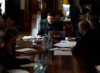 Украине хватит средств до мая, пока Венгрия блокирует кредит на 90 млрд евро, — Politico