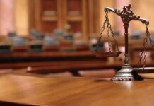 Розбив вітрину, чіплявся до покупців, вдарив поліцейського: у Чернігові винесли вирок чоловіку