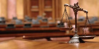 Розбив вітрину, чіплявся до покупців, вдарив поліцейського: у Чернігові винесли вирок чоловіку