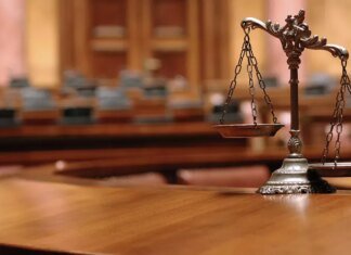 Розбив вітрину, чіплявся до покупців, вдарив поліцейського: у Чернігові винесли вирок чоловіку