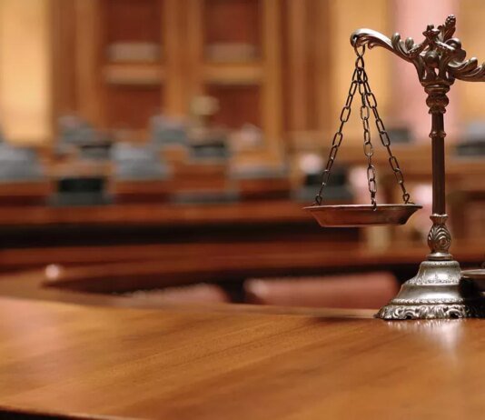 Розбив вітрину, чіплявся до покупців, вдарив поліцейського: у Чернігові винесли вирок чоловіку