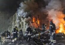У Харкові після ракетного удару РФ розбирають завали житлового будинку: є загиблі