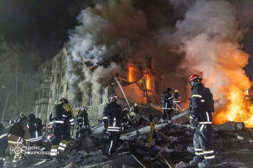 У Харкові після ракетного удару РФ розбирають завали житлового будинку: є загиблі
