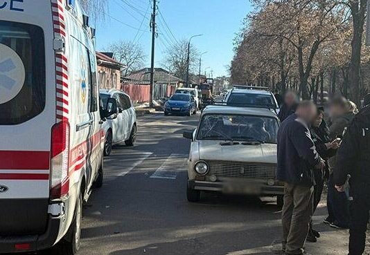 У Ніжині на Чернігівщині автомобіль збив двох хлопчиків на «зебрі»: дітей госпіталізували