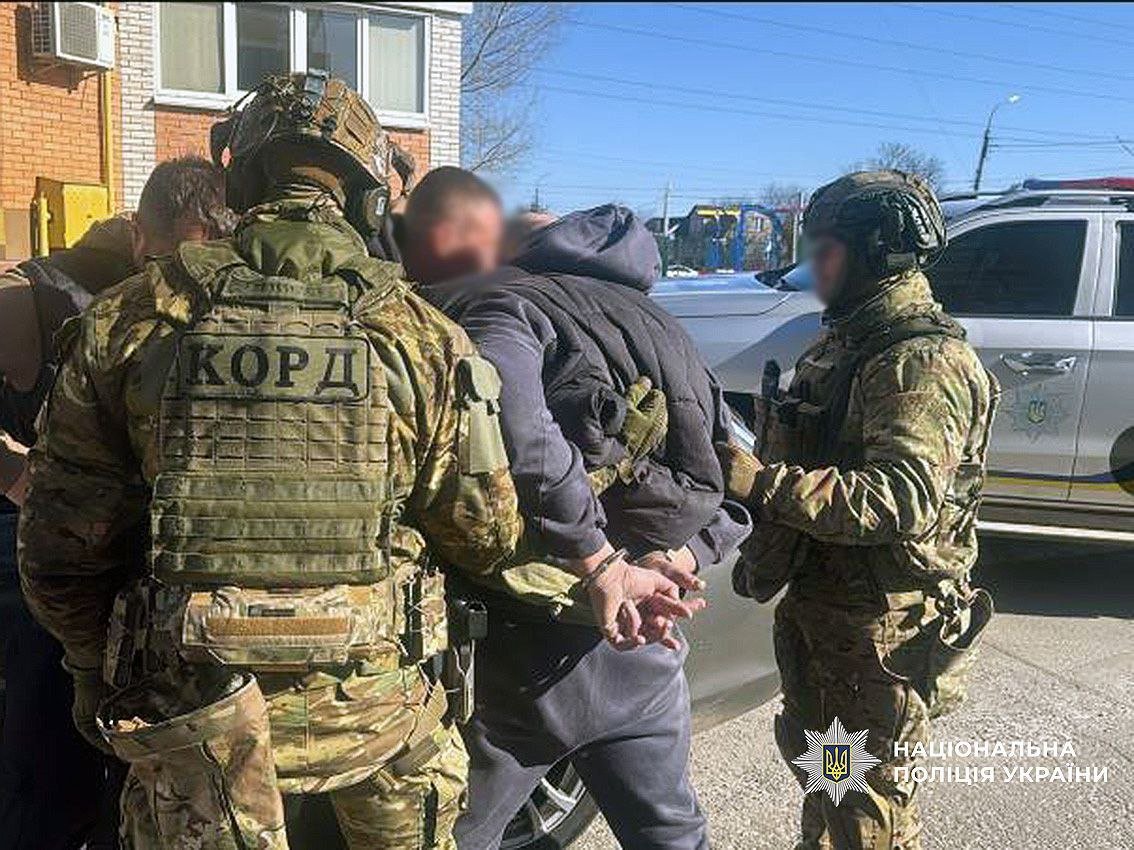 Під Черніговом обікрали будинок: винесли 10 000 доларів, 5 000 євро, 4 000 гривень та ювелірні вироби