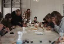 У Чернігові провели майстер-клас із ліпки інклюзивного посуду для родин військовополонених