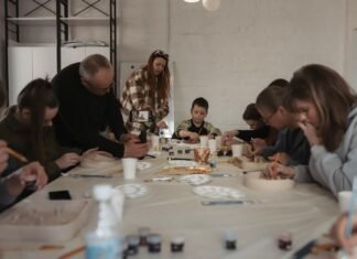 У Чернігові провели майстер-клас із ліпки інклюзивного посуду для родин військовополонених