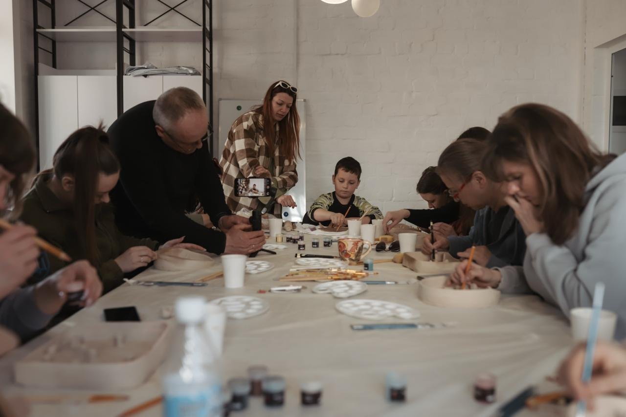 У Чернігові провели майстер-клас із ліпки інклюзивного посуду для родин військовополонених